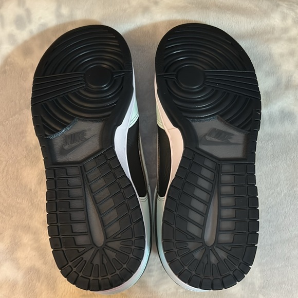 Nike Dunk Low Retro PRM Smoke Grey/Barley Green Size 10.5 US Mens SKU FZ1670-001 - Picture 6 of 8